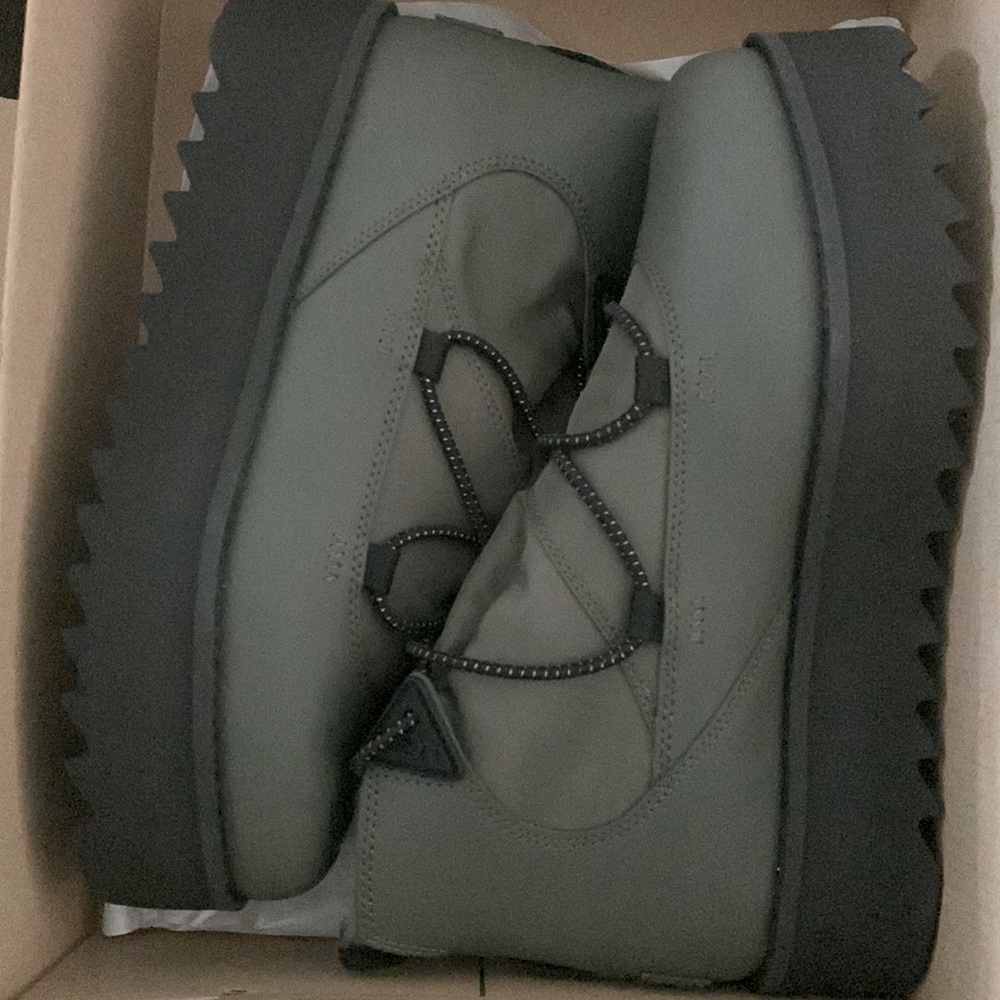Womens 8 UGG